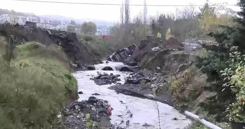 Sarıyer de yol çöktü; dereye düşen araçlar için kurtarma çalışması sürüyor