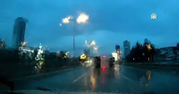 Maltepe’de havalimanı personelini taşıyan servis minibüsü devrildi