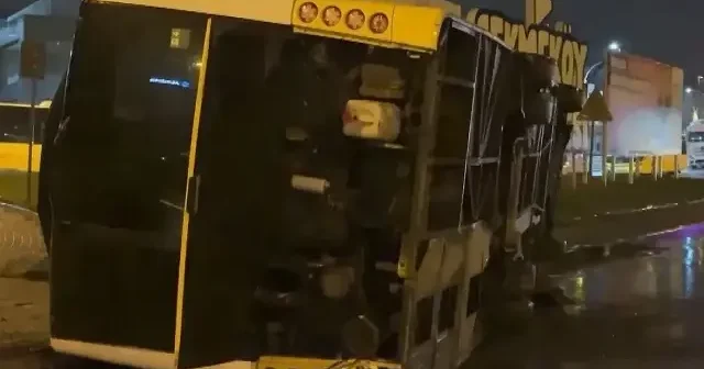 İstanbul da sağanak hayatı olumsuz etkiledi: İETT otobüsü bariyerleri biçerek devrildi VİDEO İZLE