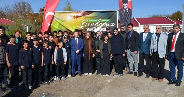 Tatvan da okul bahçeleri fidanlarla yeşilleniyor Bitlis Haberleri