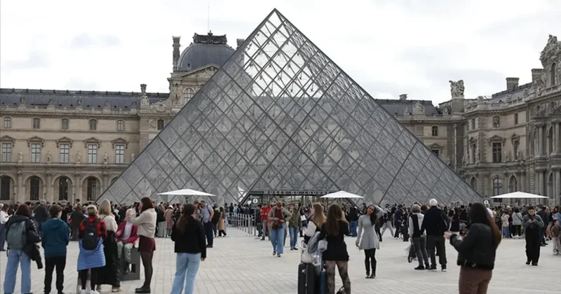 Louvre Müzesi’nde su sızıntısı: Yaklaşık 400 nadir kitap hasar gördü