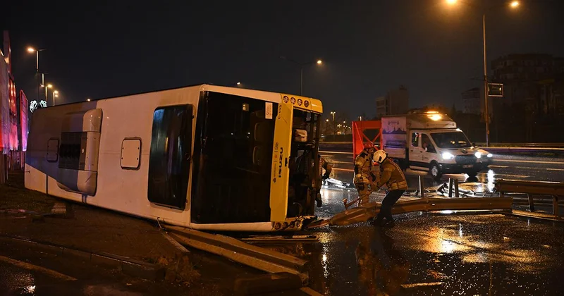 Kontrolden çıkan İETT otobüsü devrildi