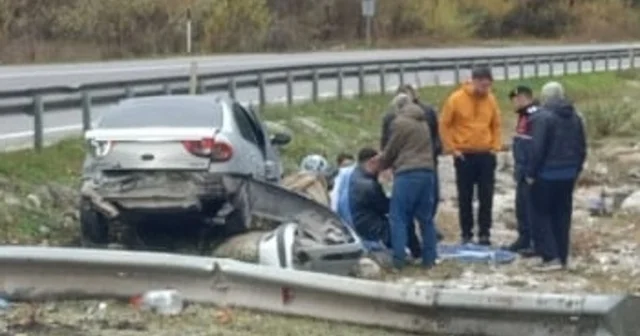 Bariyerleri aşıp refüje giren otomobildeki 2 kişi yaralandı Bursa Haberleri