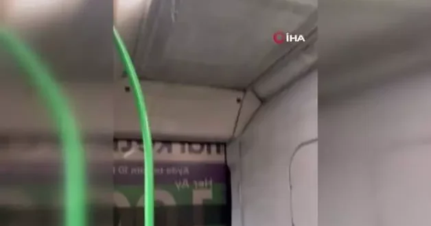 Tavandan su damlatan otobüste vatandaş yolculuk yaparken şemsiye açtı