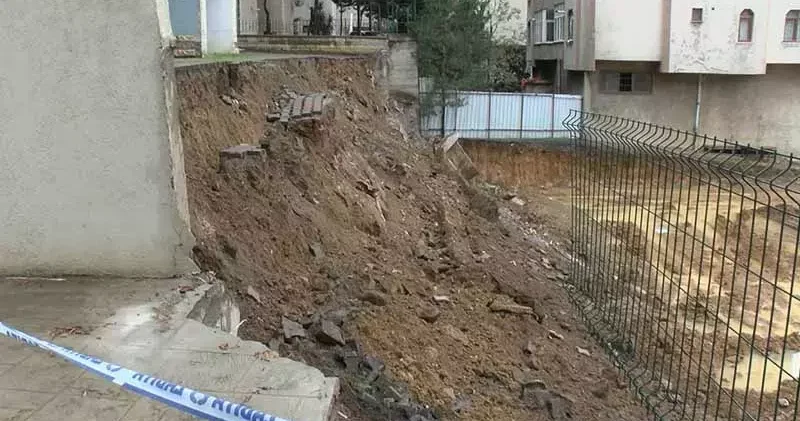 Kadıköy’de 5 katlı binanın istinat duvarı çöktü