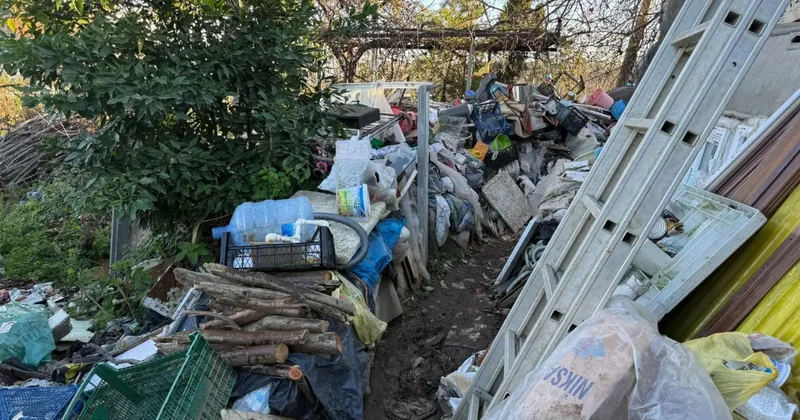 Trabzon da 3 evden tonlarca çöp çıktı