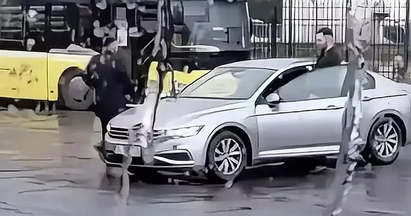 Kağıthane de otobüs durağında havaya ateş açtı; arkadaşına cep telefonuyla kaydettirdi