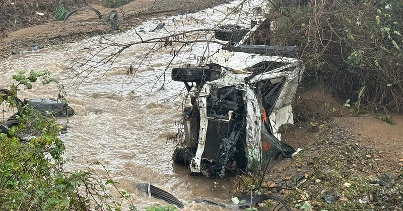 Sarıyer’de sağanak sonrası yol çöktü: Pikap ve kamyonet dereye düştü Sözcü Gazetesi