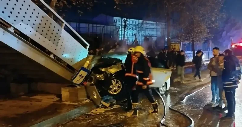 Üst geçide çarpan otomobilde yangın: Dört yaralı Sinop Haberleri