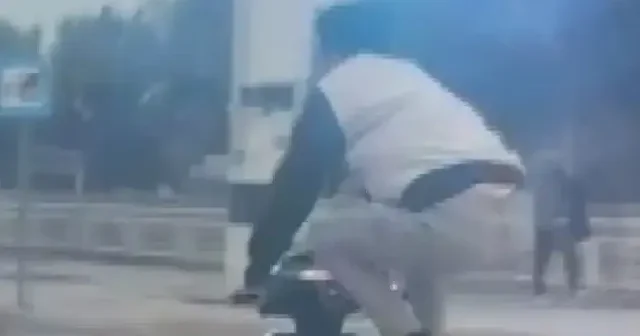 Motosiklet sürücüsü görenleri hayrete düşürdü: Önce çömelerek sonra yatarak kullandı VİDEO İZLE