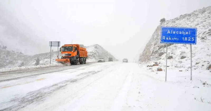Antalya’ya kar yağışı aralıklarla devam ediyor