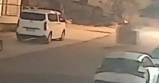 Şiddetli fırtınayla harekete geçen çöp konteyneri adeta iki aracın arasına park etti VİDEO İZLE