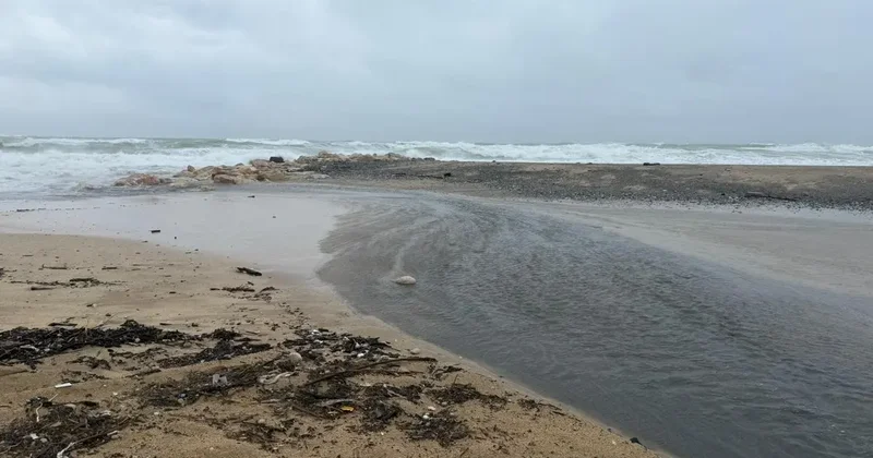 İSKİ’nin Karaburun Tesisi nde tepki çeken görüntü: Atık su denize boşaltılıyor