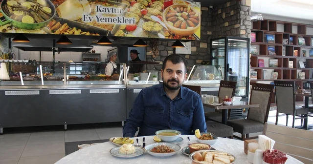 Dürüm fiyatına 5 çeşit yemek KAYTUR Ev Yemekleri nde vatandaşlar 5 çeşit yemeği 175 TL ye yiyebiliyor KAYTUR Ev Yemekleri Sorumlusu İsmail Furkan Olgun: Vatandaşlarımız hizmetten çok memnun Kayseri Haberleri