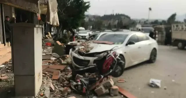 Hatay da fırtınanın etkisiyle yıkılan duvar 3 otomobile ve 1 motosiklet zarar verdi VİDEO İZLE