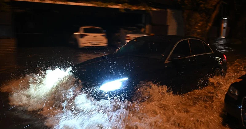İstanbul u sağanak vurdu: Rögarlar taştı, araçlar mahsur kaldı