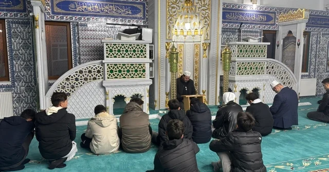 Fen lisesi öğrencileri Hisar Camii nde sabah namazında buluştu Eskişehir Haberleri