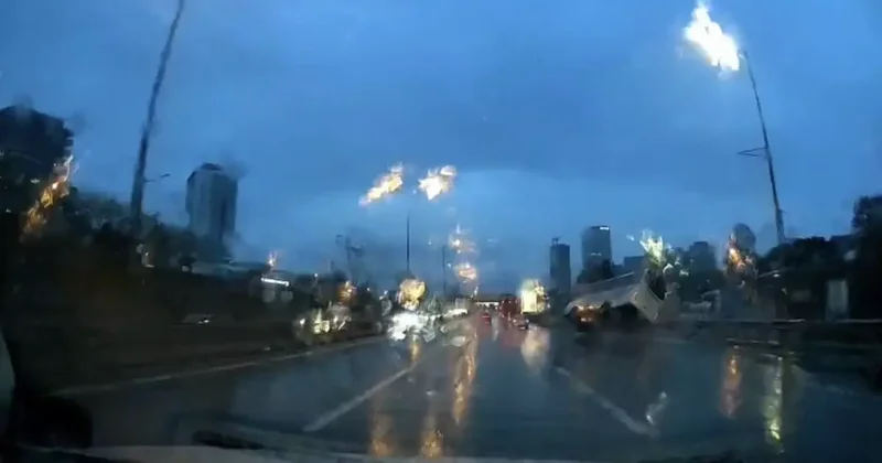 Maltepe’de minibüsün devrildiği anlar kamerada