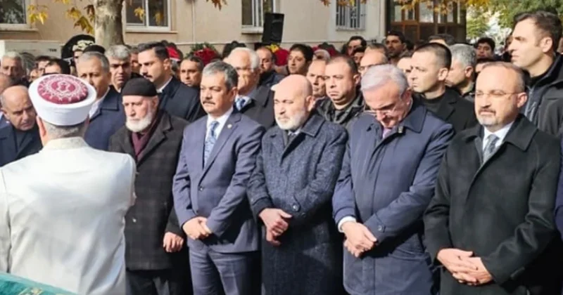 Bakan ve yardımcısı aynı cenazede farklı karelerde Sözcü Gazetesi