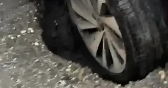 Bahçelievler de yol çöktü: 2 araç çukura saplandı VİDEO İZLE