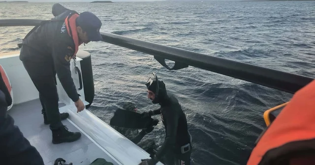 Bozcaada açıklarında karaya oturup su alan teknedeki 2 kişi kurtarıldı Çanakkale Haberleri