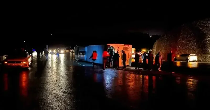 Yolcu otobüsü devrildi facianın eşiğinden dönüldü: Yaralılar var Osmaniye Haberleri