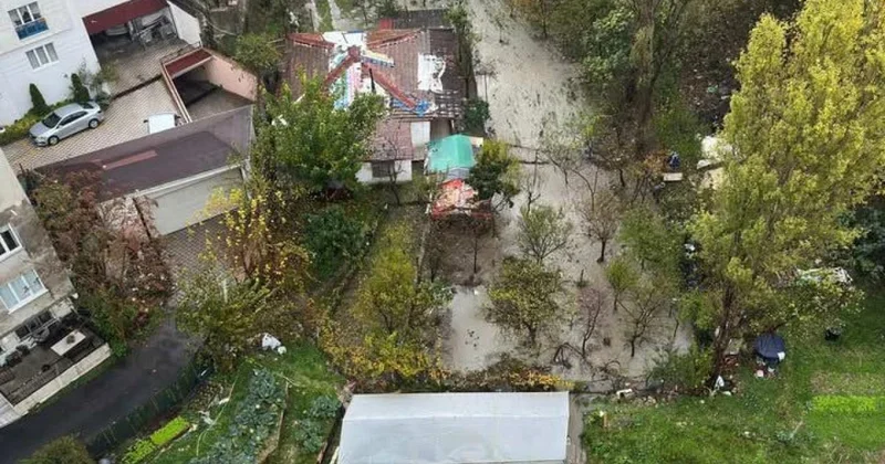 Küçükçekmece de rögar taştı, caddeyi su bastı