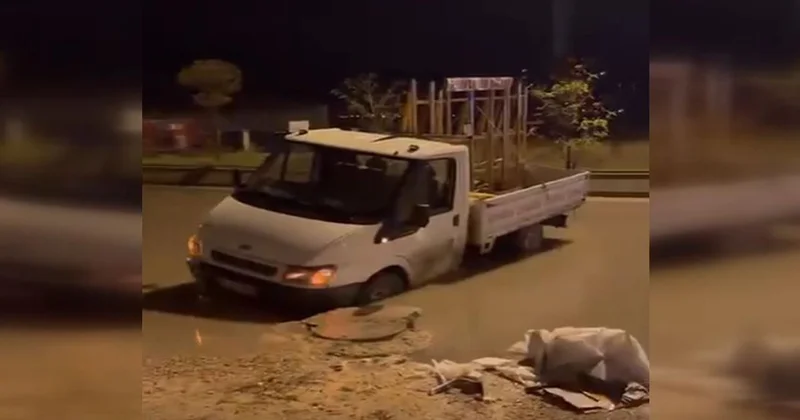 Yağıştan çöken yolda bir kamyonet mahsur kaldı