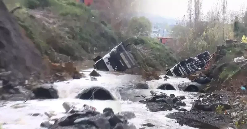 İstanbul un en fazla yağış alan ilçesi oldu! Yol çöktü, araçlar düştü