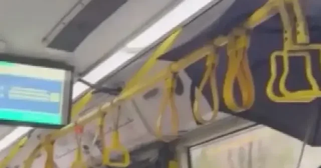 Yağmur İETT otobüsünün içinde de yağdı: Seyahat ederken şemsiye açtı VİDEO İZLE