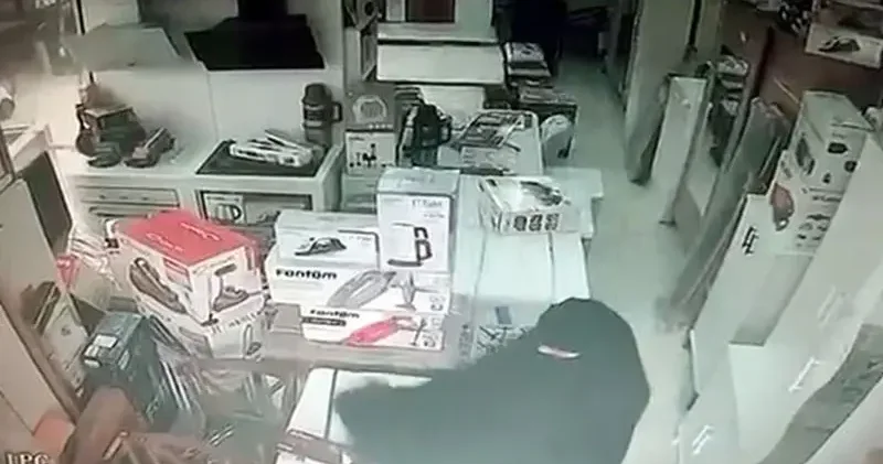 Avcılar da saç düzleştiriciyi kıyafetine saklayarak çaldı; hırsızlık anları kamerada