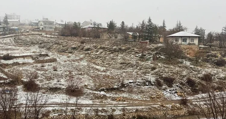 Meteoroloji uyarmıştı! Kış başladı... Buralara mevsimin ilk karı düştü