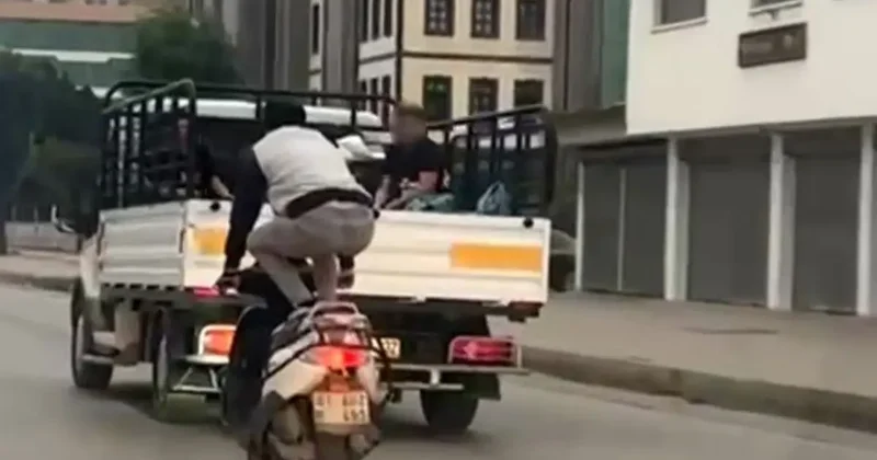 Motosikleti önce çömelerek, sonra yatarak sürdü
