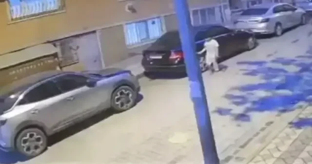 Sultangazi de bir çocuk park halindeki araçlara tek tek zarar verdi: O anlar kamerada VİDEO İZLE