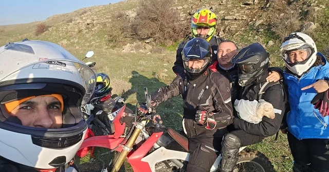 Tek başına buldukları yeni doğmuş kuzuyu 3 kilometre ötedeki annesi ile kavuşturdular Gökay Konuk: Sevindik bir canı kurtardığımız için. Belki donarak ya da kurda kuşa yem olacaktı, bir şey olacaktı Eskişehir Haberleri