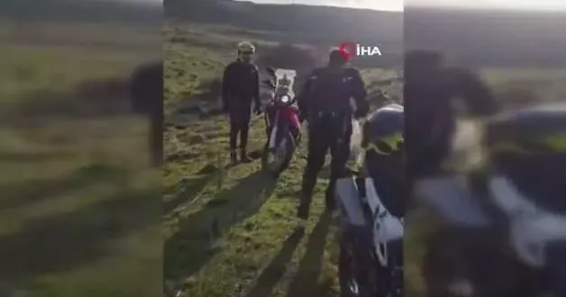 Tek başına buldukları yeni doğmuş kuzuyu 3 kilometre ötedeki annesi ile kavuşturdular