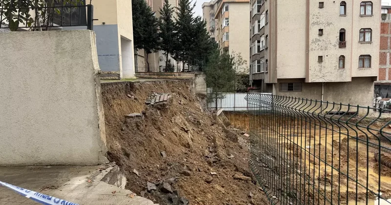 İstanbul da sağanak yağış: Kadıköy de istinat duvarı yıkıldı