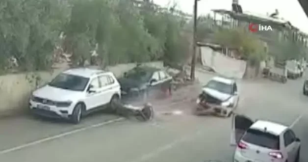 Süratli motosikletli kaza sonrasında taklalar attı