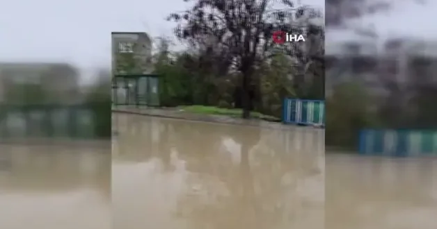 Sağanak yağış Sarıyer Kilyos yolunu göle çevirdi