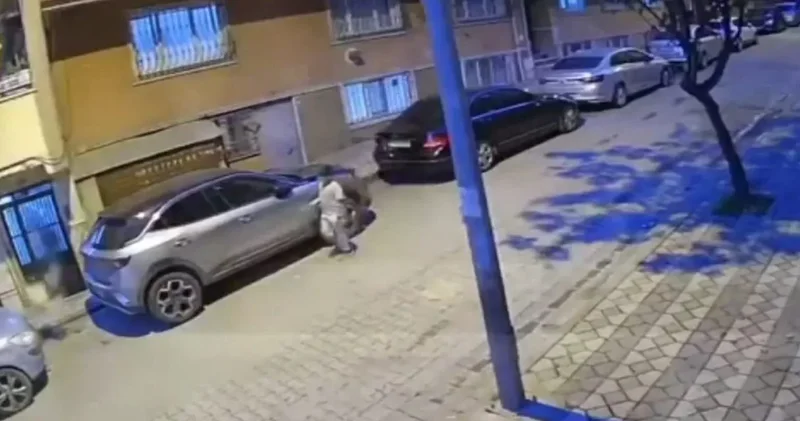 Elindeki metalle sokaktaki tüm araçları tek tek çizdi