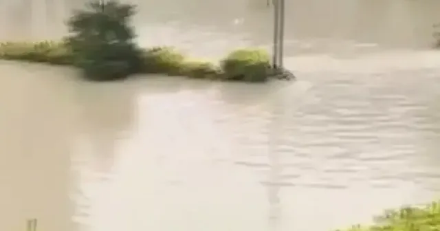 Küçükçekmece de sağanak yağış yüzünden sitenin otoparkı adeta gölete dönüştü: O anlar kamerada VİDEO İZLE