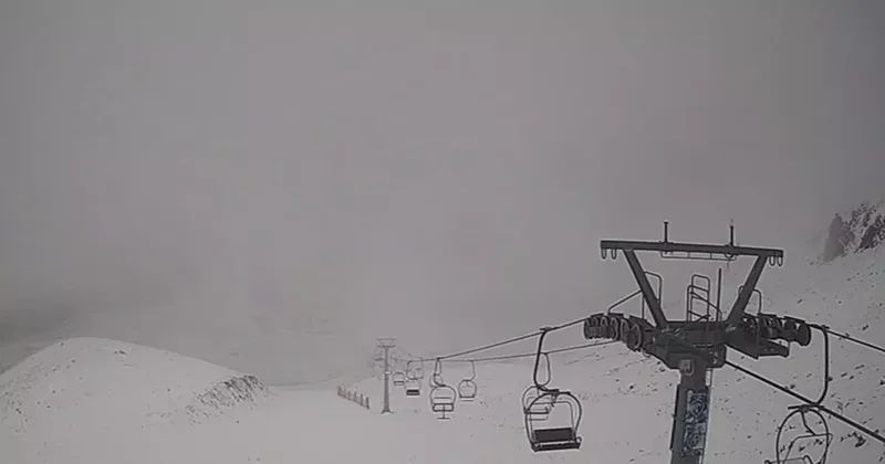 Davraz Kayak Merkezine mevsimin ilk karı düştü bazı noktalarda beyaza bürüdü