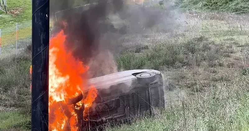 Tuzla da şoförünün direksiyon hakimiyetini kaybetmesiyle araziye uçan minibüs alev alev yandı