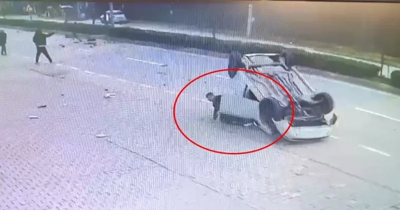 Taklalar atıp ters duran otomobilden yürüyerek çıktı