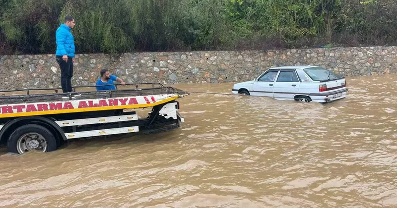 Alanya Antalya karayolunda araçlar mahsur kaldı