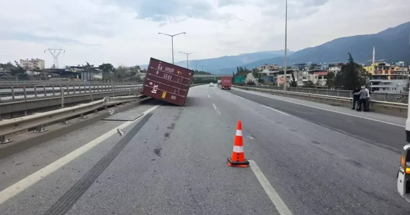 Hatay’da fırtına nedeniyle seyir halindeki tırlar devrildi