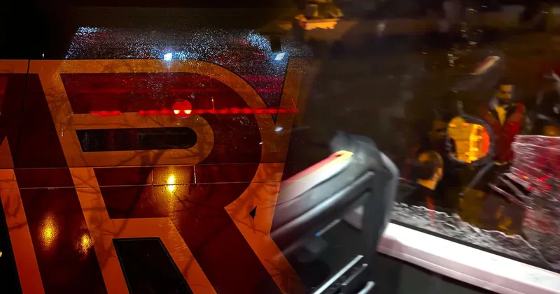 Galatasaray a taşlı saldırı: Takım otobüsünün önünü kestiler