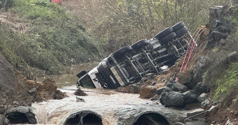 Sarıyer’de yol çöktü: İki araç dereye düştü