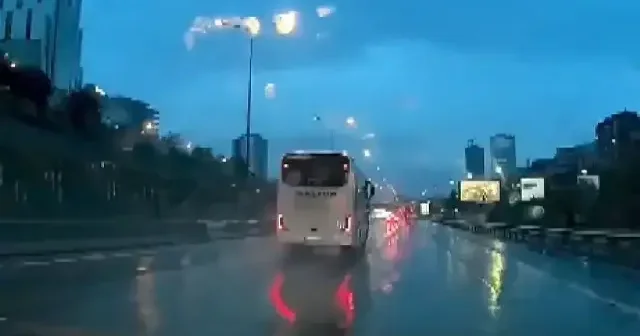 Sağanak yağış yüzünden kayganlaşan D 100 Karayolu nda servis minibüsünün devrilme anı kamerada VİDEO İZLE