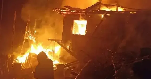 Feke’de ev yangını: bir ev kül oldu, lojman zarar gördü VİDEO İZLE